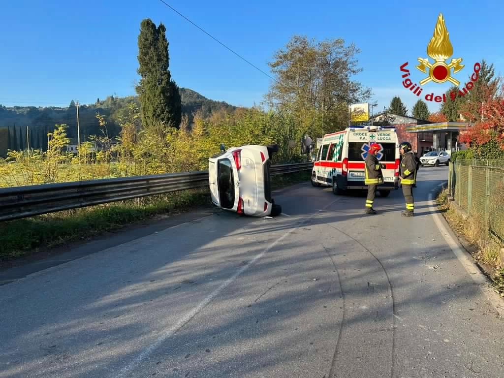 Perde Il Controllo Dell Auto E Si Ribalta In Mezzo Alla Strada Noitv