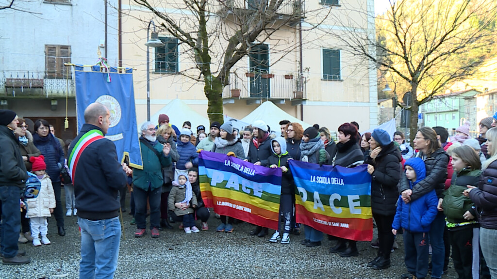 Stazzema Scende In Piazza Contro L Accorpamento Della Scuola Noitv