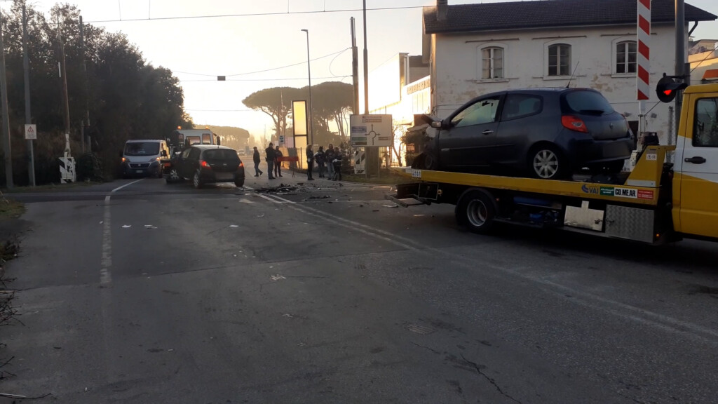 Scontro Frontale Fra Due Auto Passaggio A Livello Due Feriti Noitv