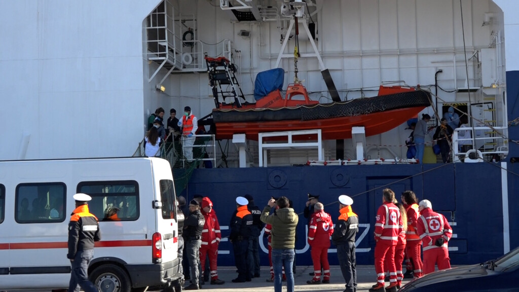 A Marina di Carrara il più grande sbarco di migranti della Toscana NoiTV