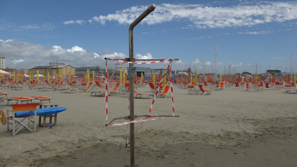 Docce In Spiaggia Via L Obbligo Di Acqua Potabile NoiTV