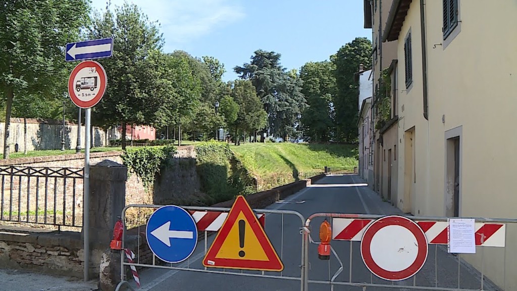 Via del Fosso resta chiusa, il cedimento per un'infiltrazione del