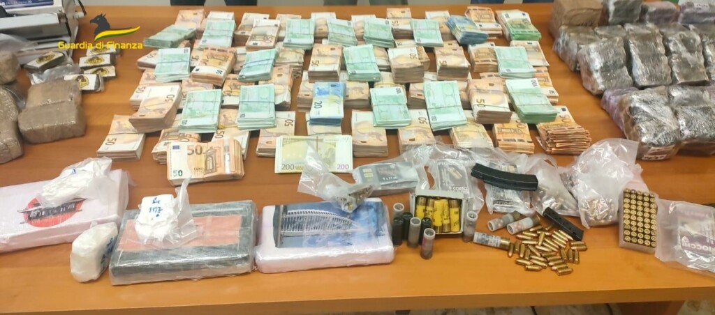 Maxi Sequestro Di Droga Della Guardia Di Finanza Di Firenze - NoiTV